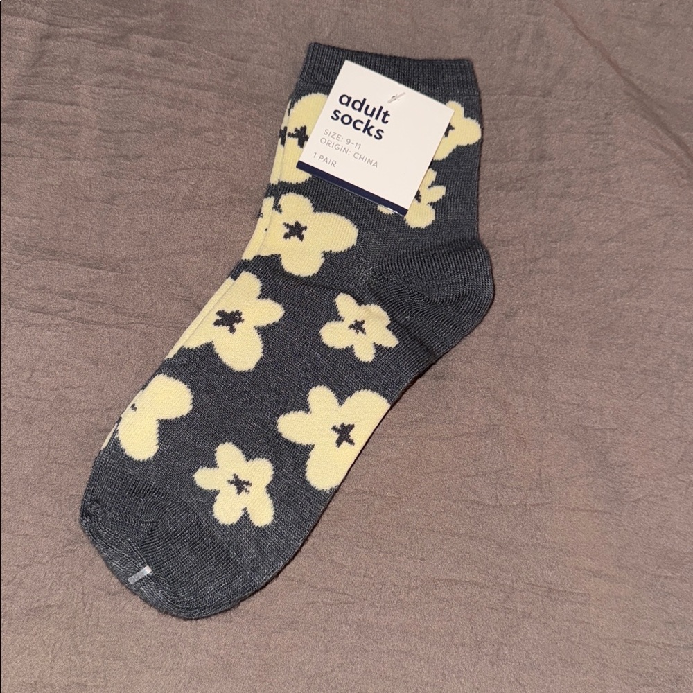 Adult Socks with Yellow Floral Pattern